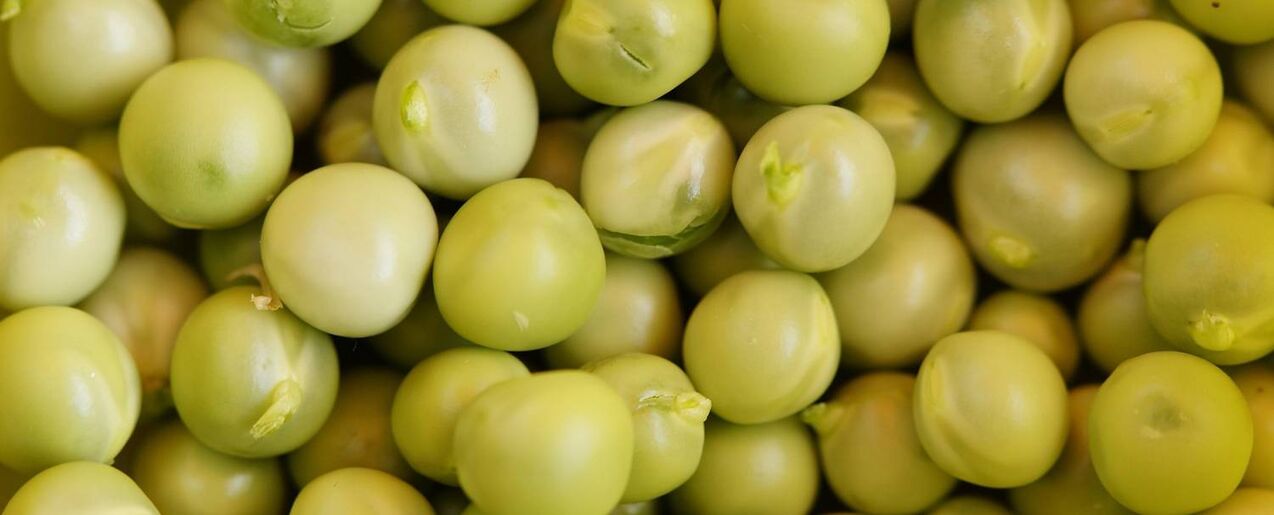 Green peas in refreshing face mask